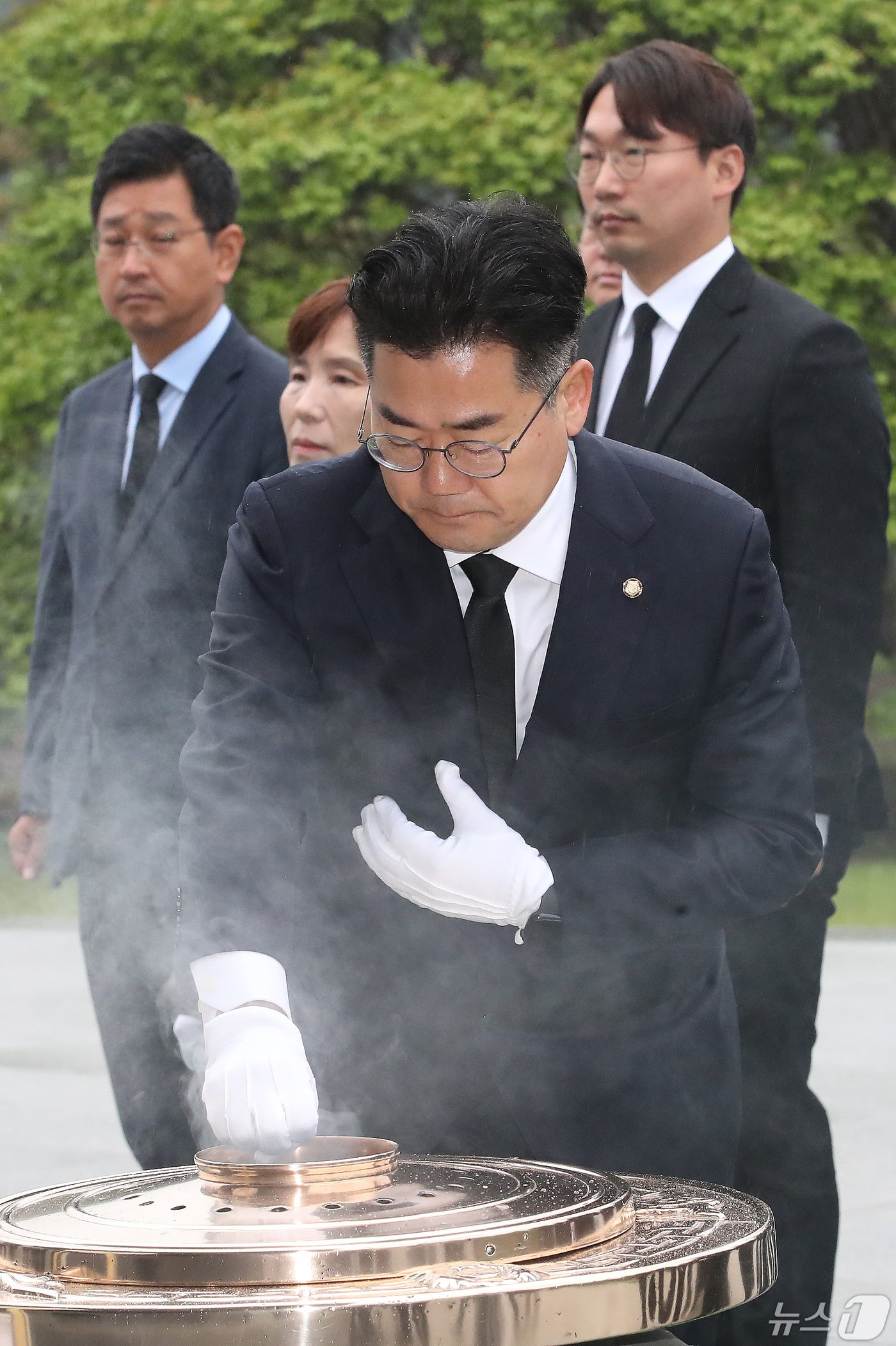 본문 이미지 - 박찬대 더불어민주당 신임 원내대표가 7일 오전 서울 동작구 국립서울현충원을 참배하고 있다. 2024.5.7/뉴스1 ⓒ News1 임세영 기자