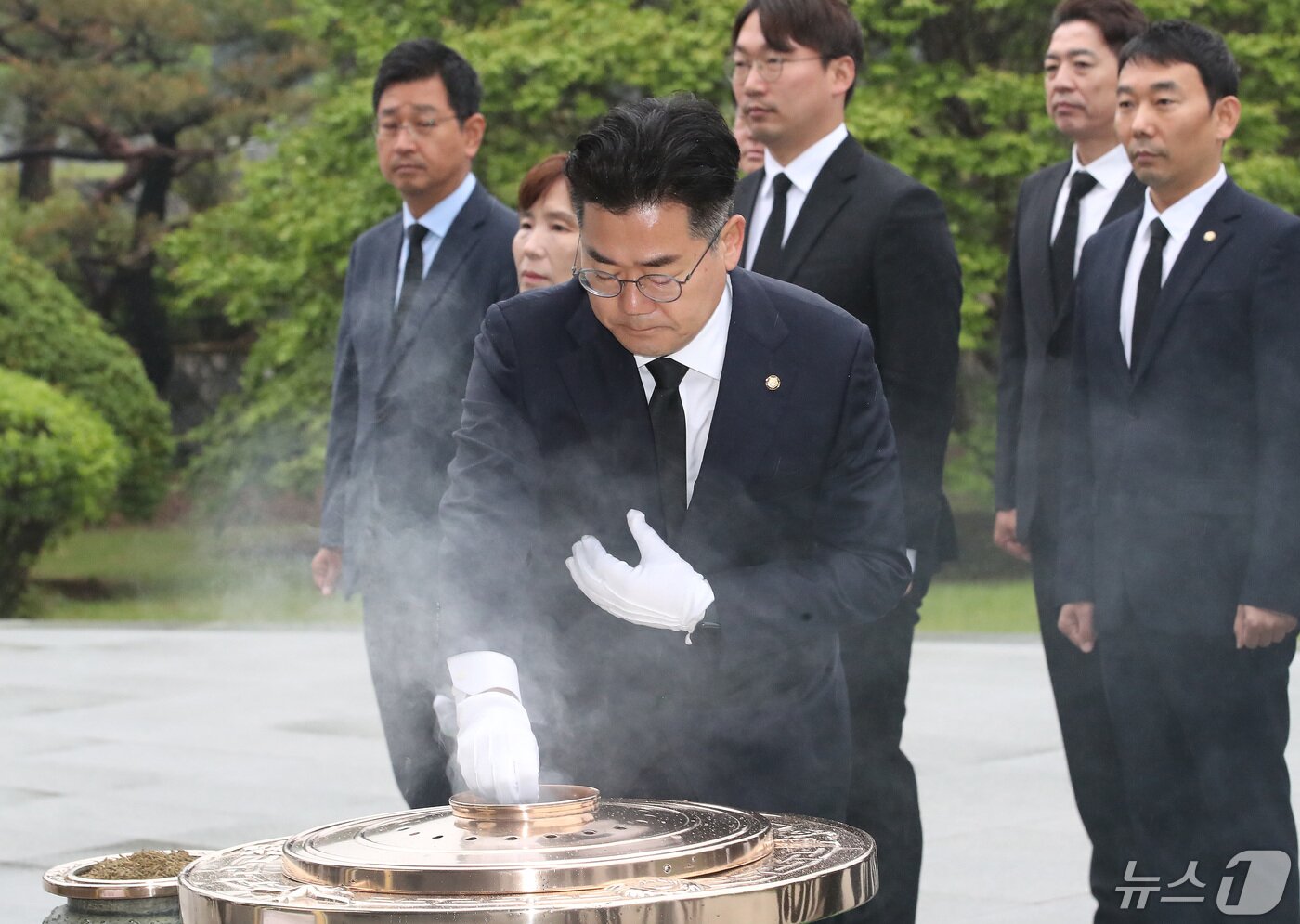 본문 이미지 - 박찬대 더불어민주당 신임 원내대표가 7일 오전 서울 동작구 국립서울현충원을 참배하고 있다. 2024.5.7/뉴스1 ⓒ News1 임세영 기자