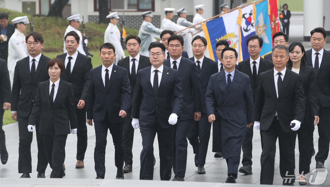 본문 이미지 - 박찬대 더불어민주당 신임 원내대표가 7일 오전 서울 동작구 국립서울현충원을 참배하고 있다. 2024.5.7/뉴스1 ⓒ News1 임세영 기자