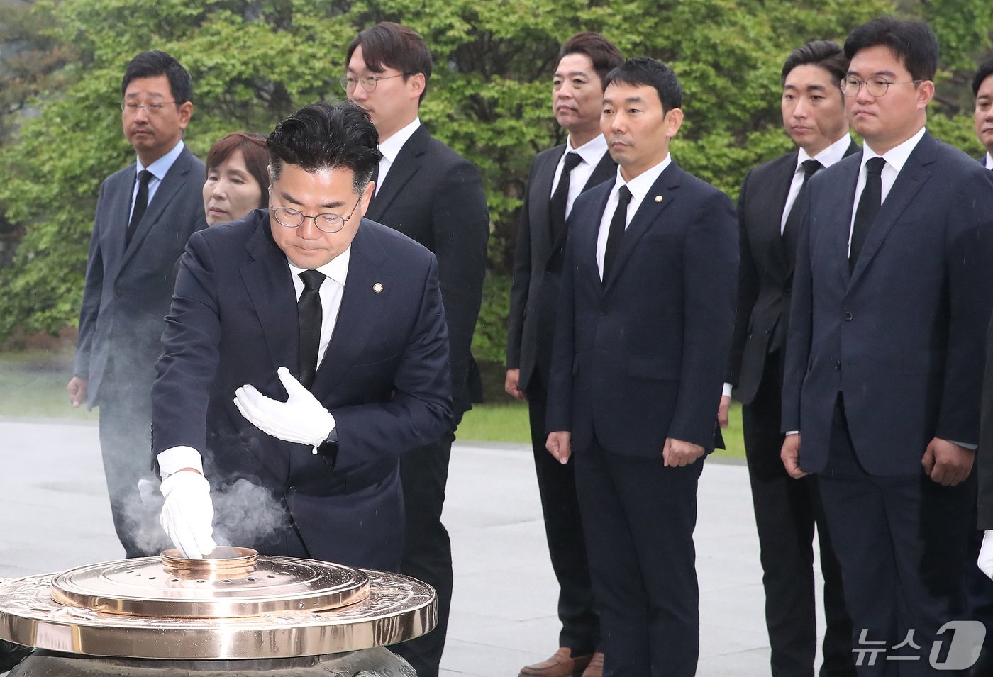 본문 이미지 - 박찬대 더불어민주당 신임 원내대표가 7일 오전 서울 동작구 국립서울현충원을 참배하고 있다. 2024.5.7/뉴스1 ⓒ News1 임세영 기자