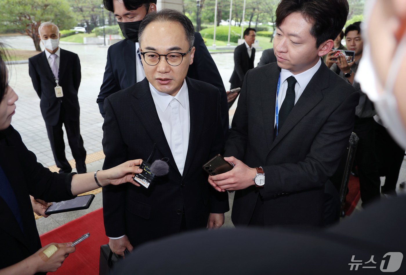 본문 이미지 - 이원석 검찰총장이 7일 오전 서울 서초구 대검찰청으로 출근하며 취재진 질문에 답하고 있다. 2024.5.7/뉴스1 ⓒ News1 이동해 기자