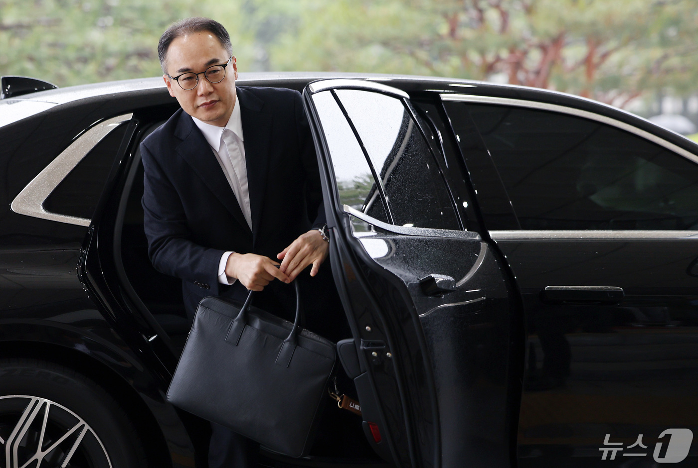 (서울=뉴스1) 이동해 기자 = 이원석 검찰총장이 7일 오전 서울 서초구 대검찰청으로 출근하고 있다.이 총장은 지난 2일 김건희 여사의 명품백 수수 의혹 전담팀 구성과 한달 안에 …