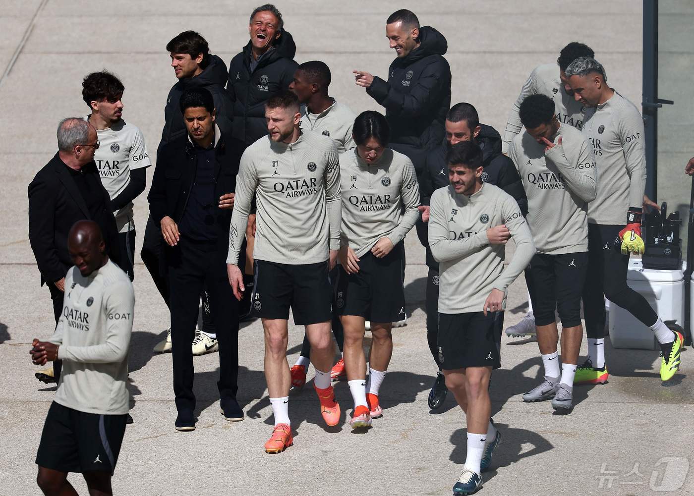 본문 이미지 - PSG 이강인(가운데)이 동료들과 함께 도르트문트전을 앞두고 훈련장에 등장하고 있다. ⓒ AFP=뉴스1