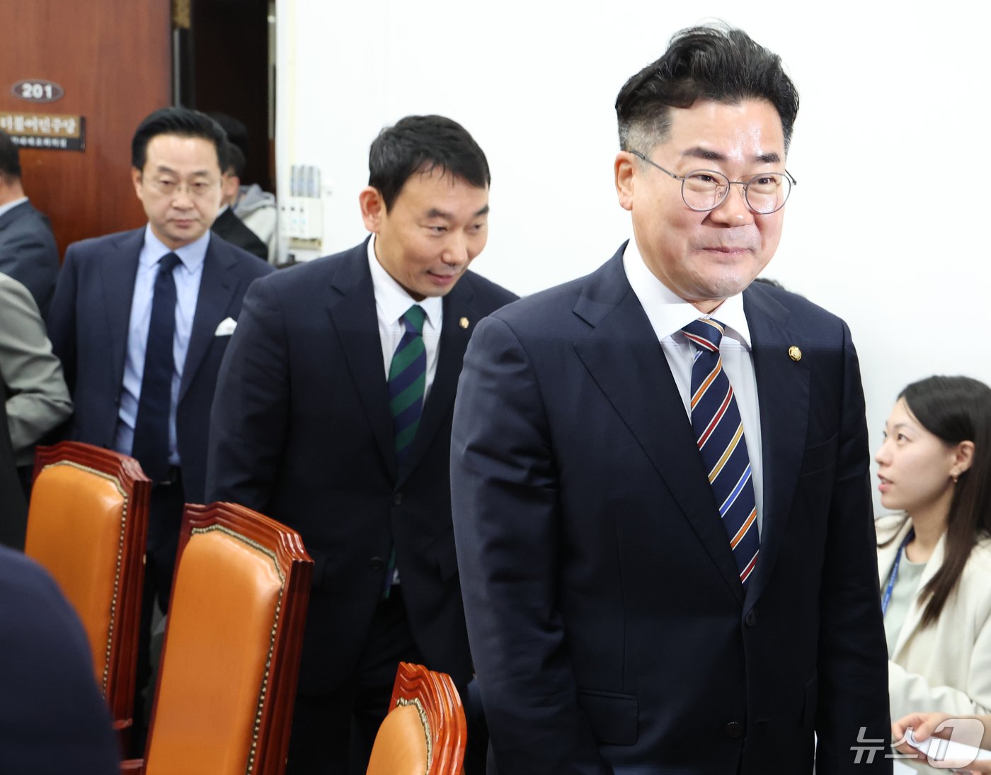 본문 이미지 - 박찬대 더불어민주당 원내대표가 7일 서울 여의도 국회에서 열린 원내대책회의에 참석 하고 있다. 2024.5.7/뉴스1 ⓒ News1 송원영 기자