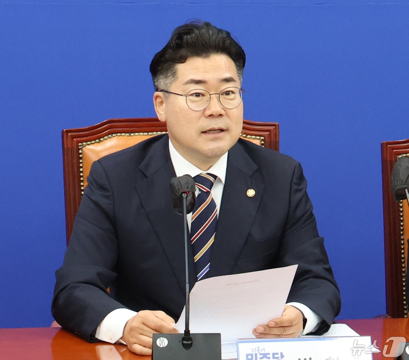 본문 이미지 - 박찬대 더불어민주당 원내대표가 7일 서울 여의도 국회에서 열린 원내대책회의에서 발언을 하고 있다. 2024.5.7/뉴스1 ⓒ News1 송원영 기자