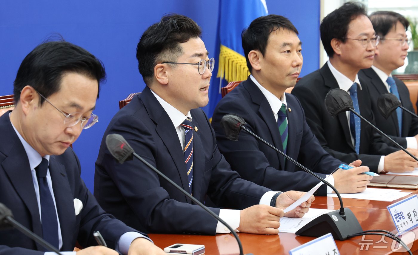 본문 이미지 - 박찬대 더불어민주당 원내대표가 7일 서울 여의도 국회에서 열린 원내대책회의에서 발언을 하고 있다. 2024.5.7/뉴스1 ⓒ News1 송원영 기자