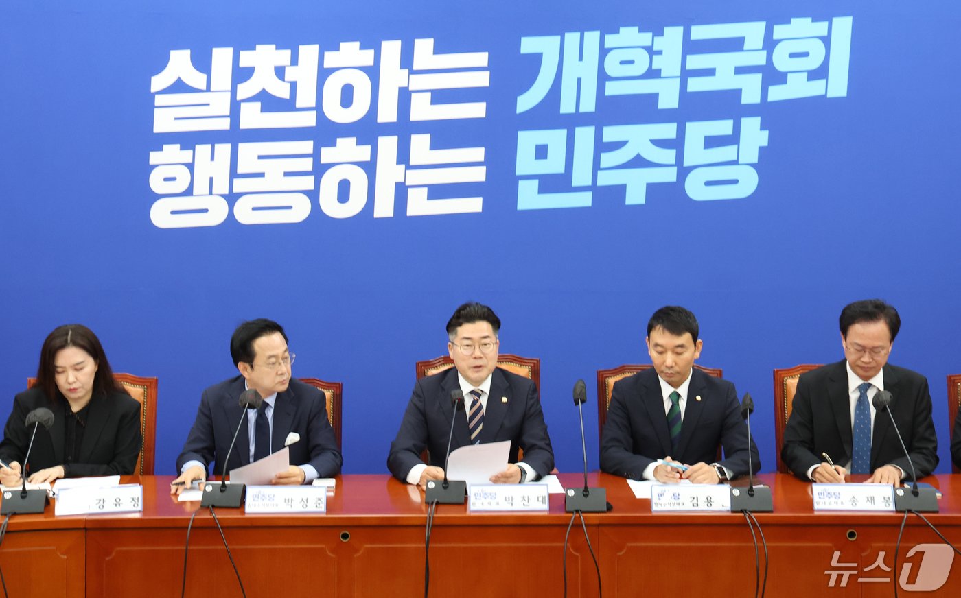 본문 이미지 - 박찬대 더불어민주당 원내대표가 7일 서울 여의도 국회에서 열린 원내대책회의에서 발언을 하고 있다. 2024.5.7/뉴스1 ⓒ News1 송원영 기자