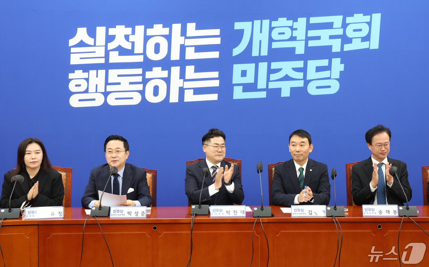 본문 이미지 - 박찬대 더불어민주당 원내대표가 7일 서울 여의도 국회에서 열린 원내대책회의에서 박수를 치고 있다. 2024.5.7/뉴스1 ⓒ News1 송원영 기자