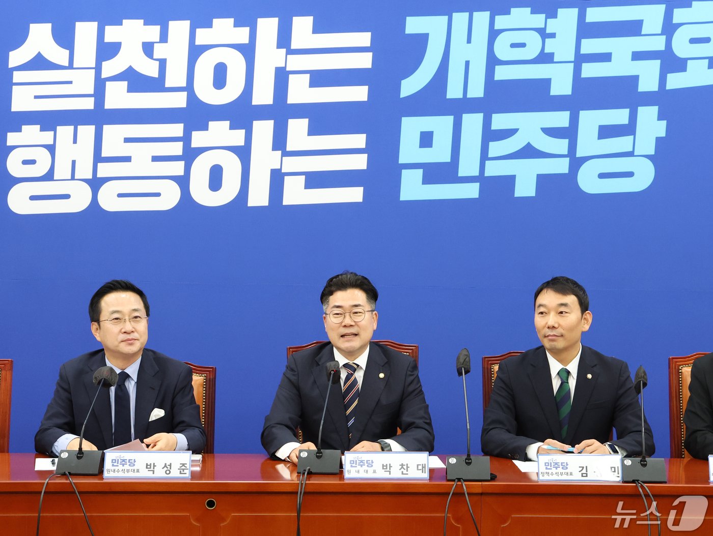 본문 이미지 - 박찬대 더불어민주당 원내대표가 7일 서울 여의도 국회에서 열린 원내대책회의에서 발언을 하고 있다. 2024.5.7/뉴스1 ⓒ News1 송원영 기자