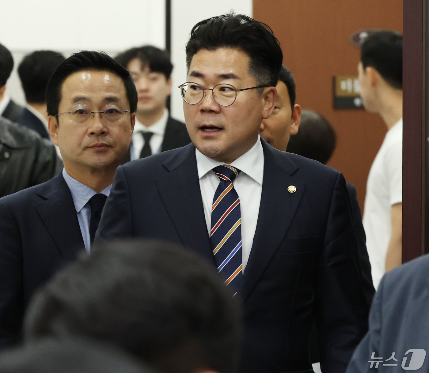 본문 이미지 - 박찬대 더불어민주당 원내대표가 7일 서울 여의도 국회에서 열린 원내대책회의에 참석 하고 있다. 2024.5.7/뉴스1 ⓒ News1 송원영 기자