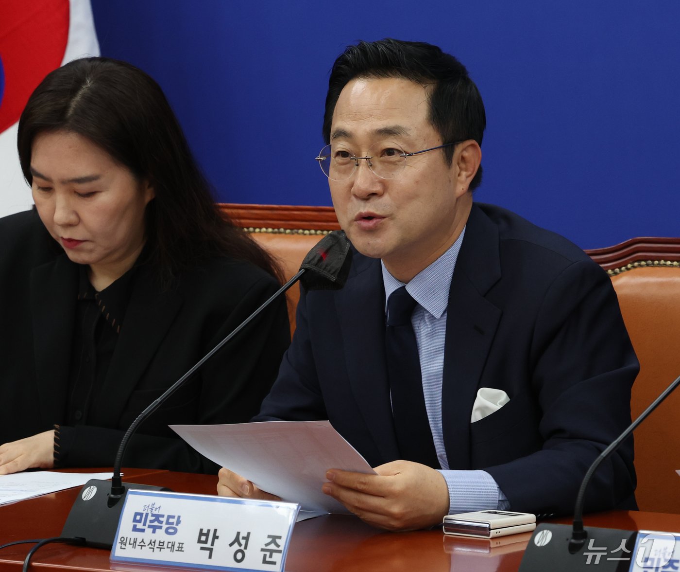 본문 이미지 - 박성준 더불어민주당 원내수석부대표가 7일 서울 여의도 국회에서 열린 원내대책회의에서 발언을 하고 있다. 2024.5.7/뉴스1 ⓒ News1 송원영 기자