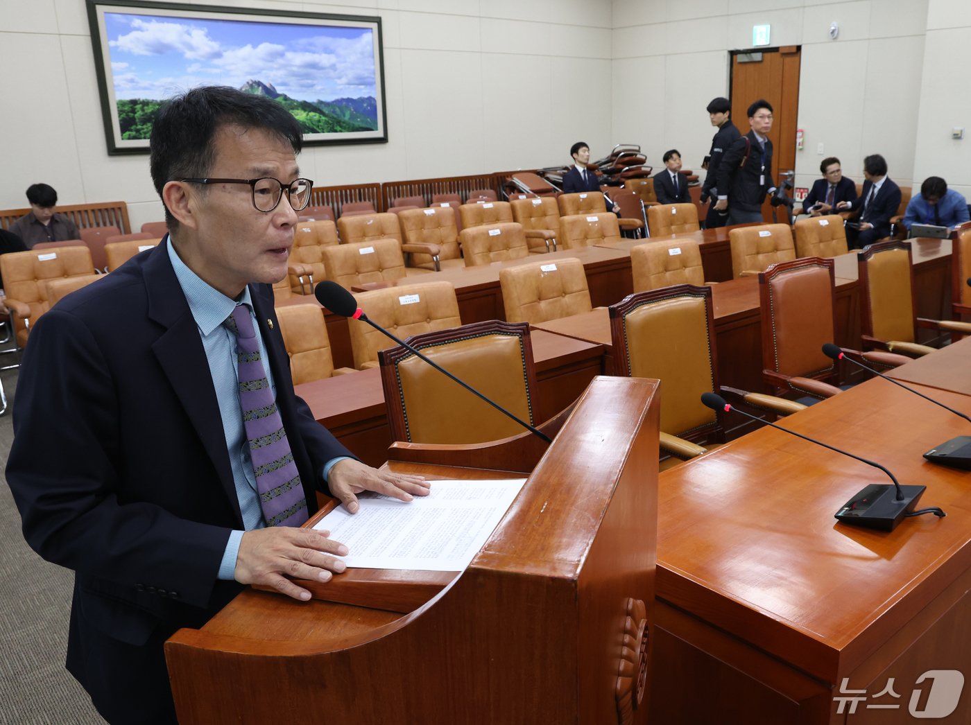 양경규 정의당 의원이 7일 서울 여의도 국회에서 열린 환경노동위원회 전체회의에서 제안설명을 하고 있다. 2024.5.7/뉴스1 ⓒ News1 송원영 기자