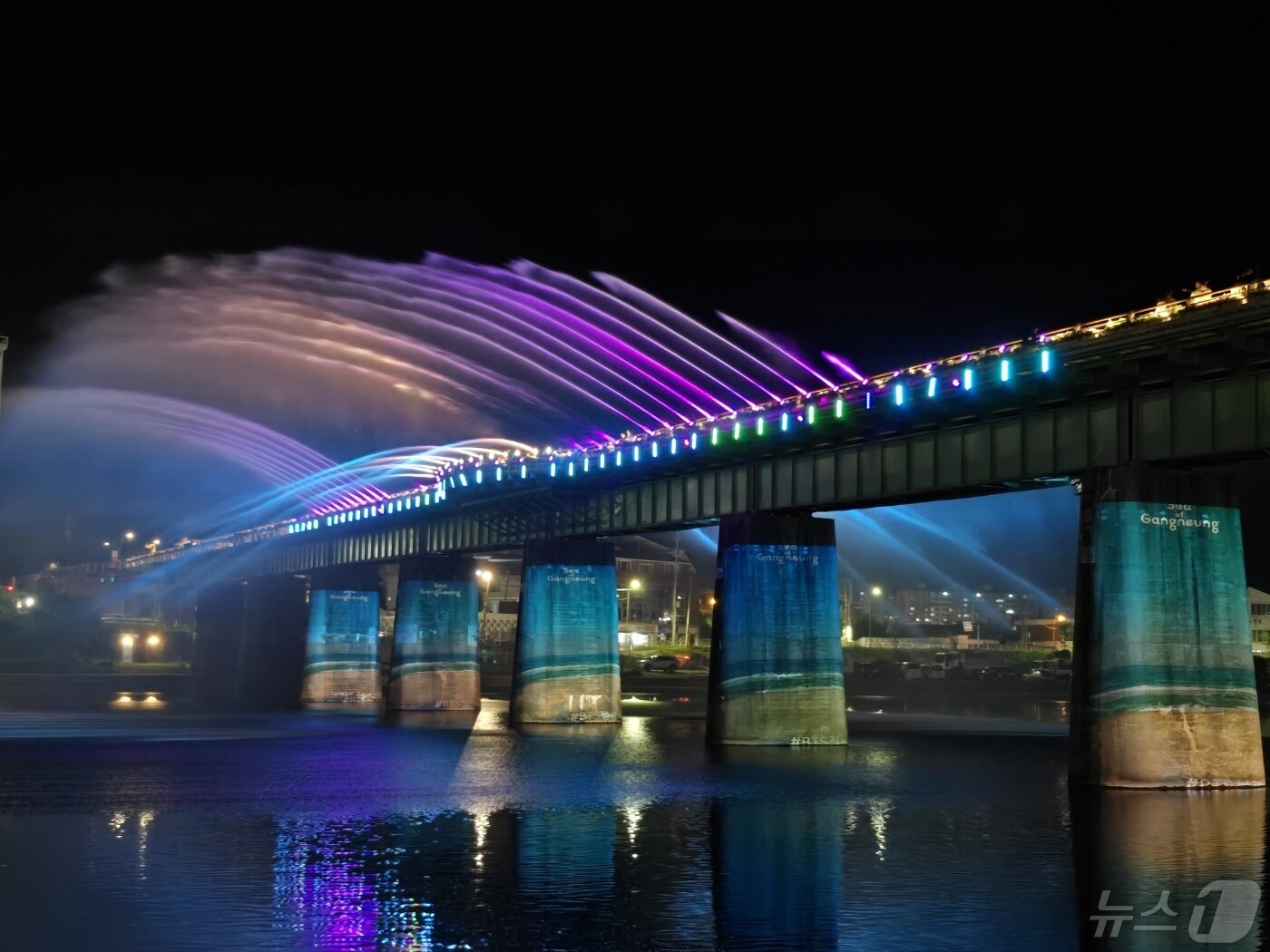 본문 이미지 - 강릉 월화교 분수 조명.(강릉시 제공) 2024.5.7/뉴스1