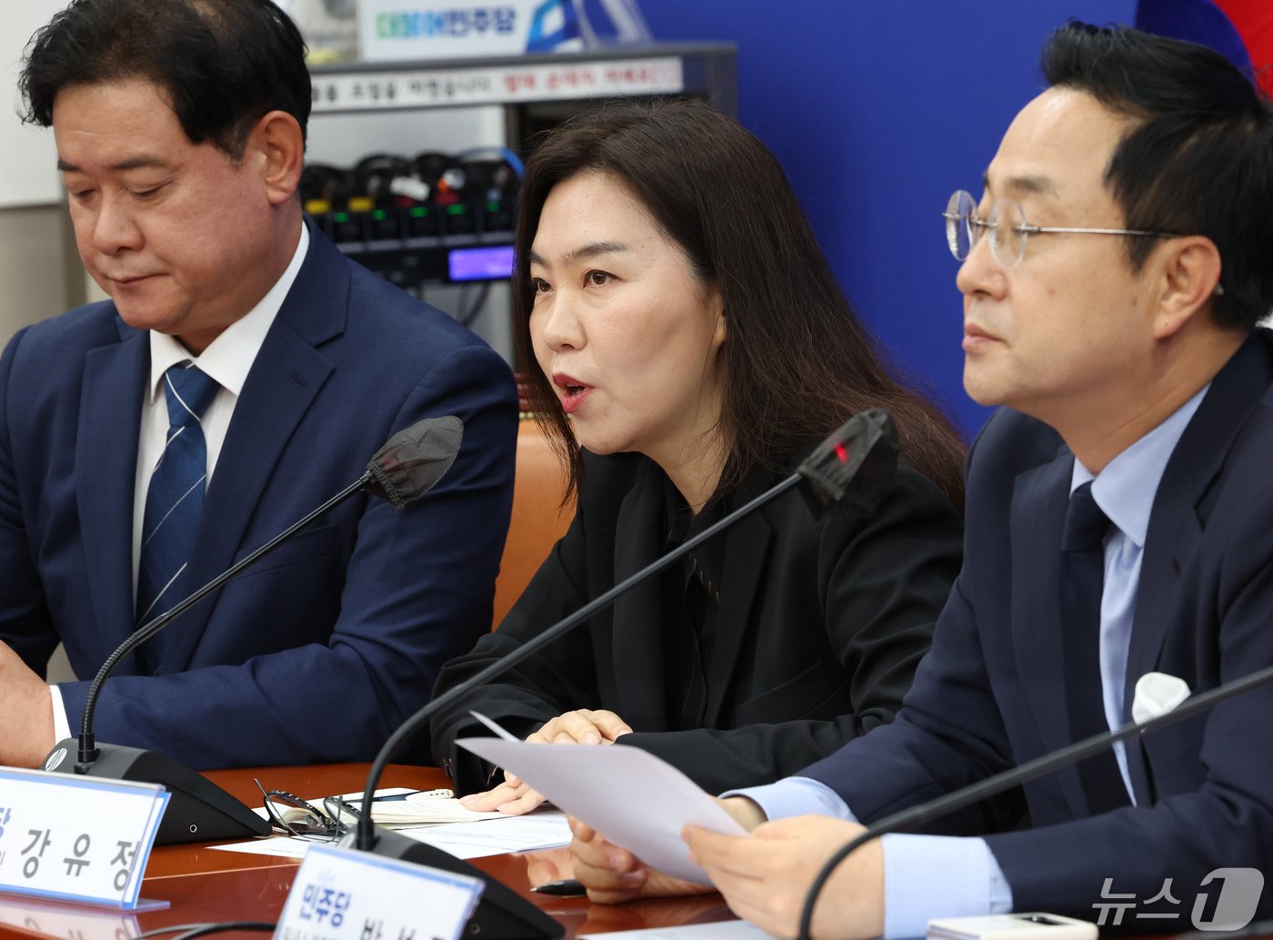 본문 이미지 - 강유정 더불어민주당 의원(왼쪽에서 두번째)2024.5.7/뉴스1 ⓒ News1 송원영 기자