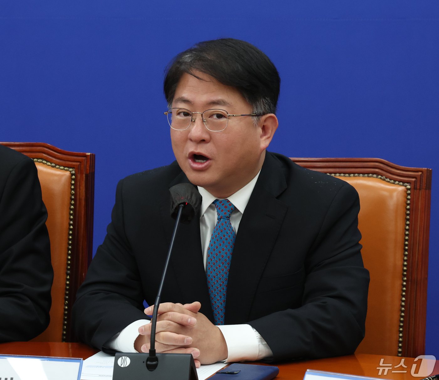 본문 이미지 - 박민규 더불어민주당 원내부대표가 7일 서울 여의도 국회에서 열린 원내대책회의에서 발언을 하고 있다. 2024.5.7/뉴스1 ⓒ News1 송원영 기자
