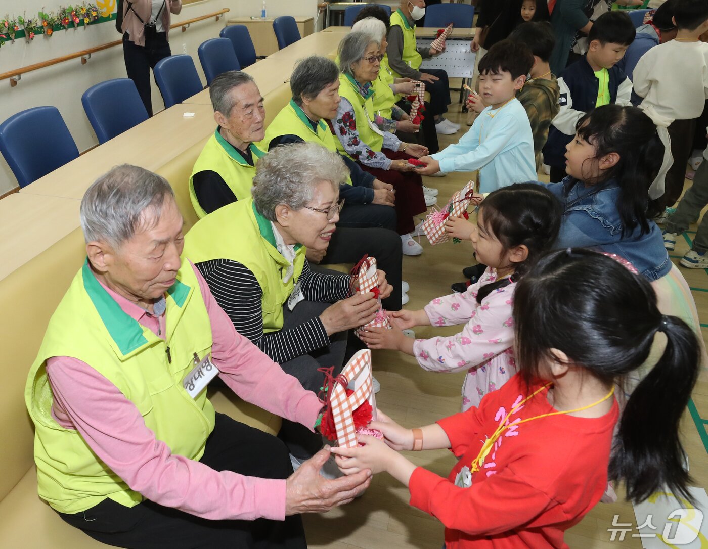 본문 이미지 - 지난해 5월 7일 경기 수원시 팔달구 팔달노인복지관에서 관내 어린이집 아이들이 어르신들에게 카네이션을 달아주고 있다. 2024.5.7/뉴스1 ⓒ News1 김영운 기자