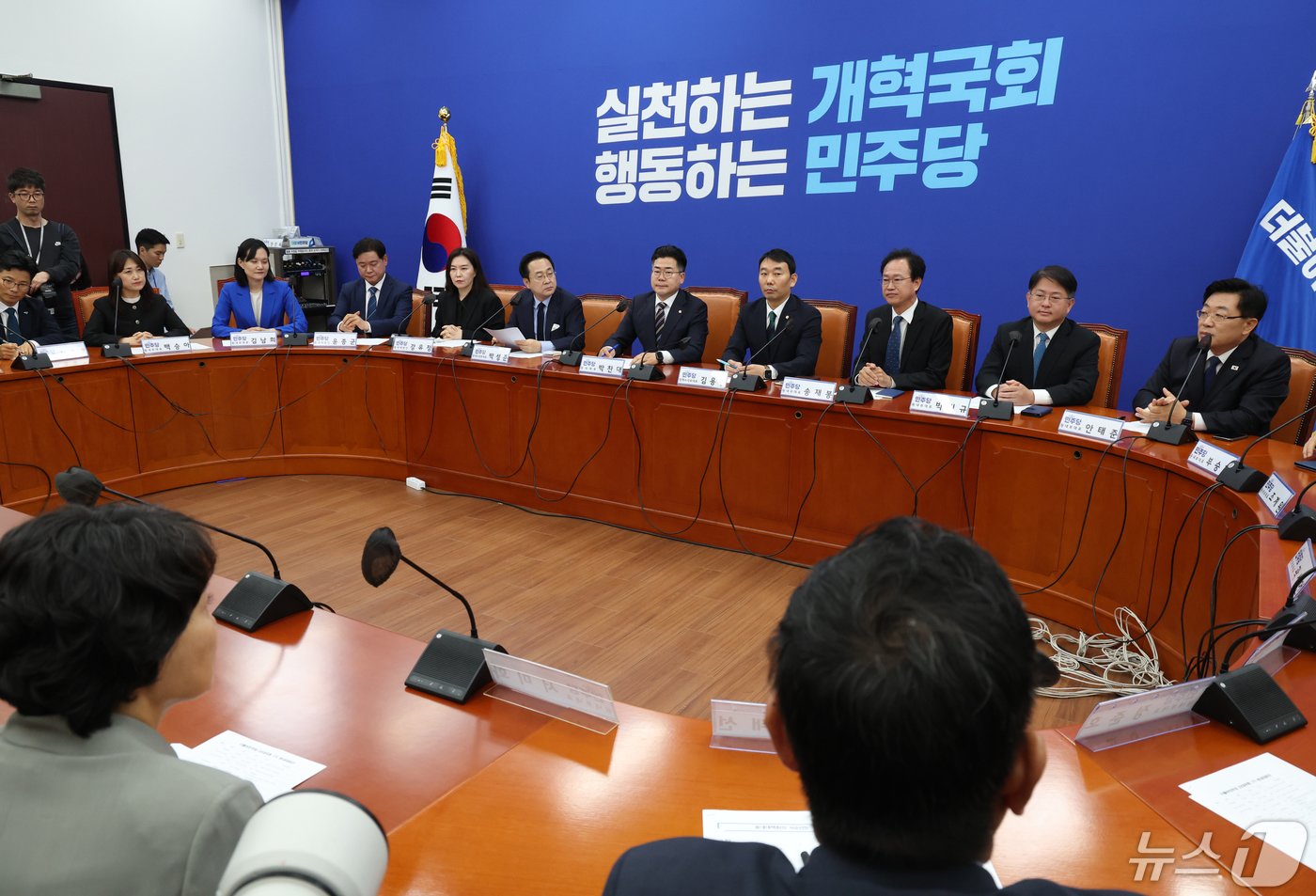 본문 이미지 - 박찬대 더불어민주당 원내대표가 7일 서울 여의도 국회에서 열린 원내대책회의를 주재하고 있다. 2024.5.7/뉴스1 ⓒ News1 송원영 기자