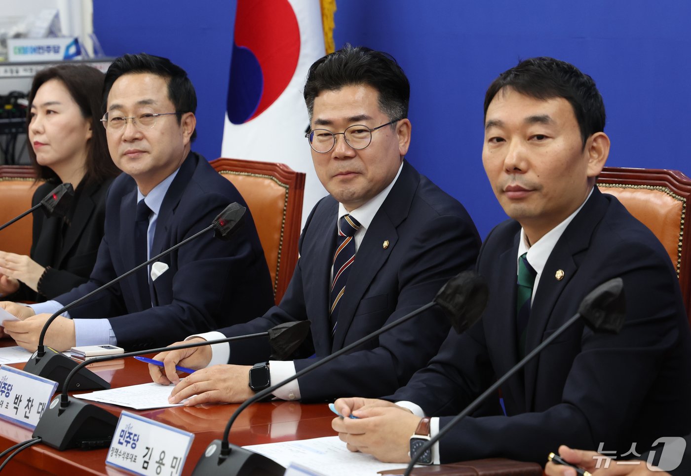 본문 이미지 - 박찬대 더불어민주당 원내대표가 7일 서울 여의도 국회에서 열린 원내대책회의를 주재하고 있다. 2024.5.7/뉴스1 ⓒ News1 송원영 기자