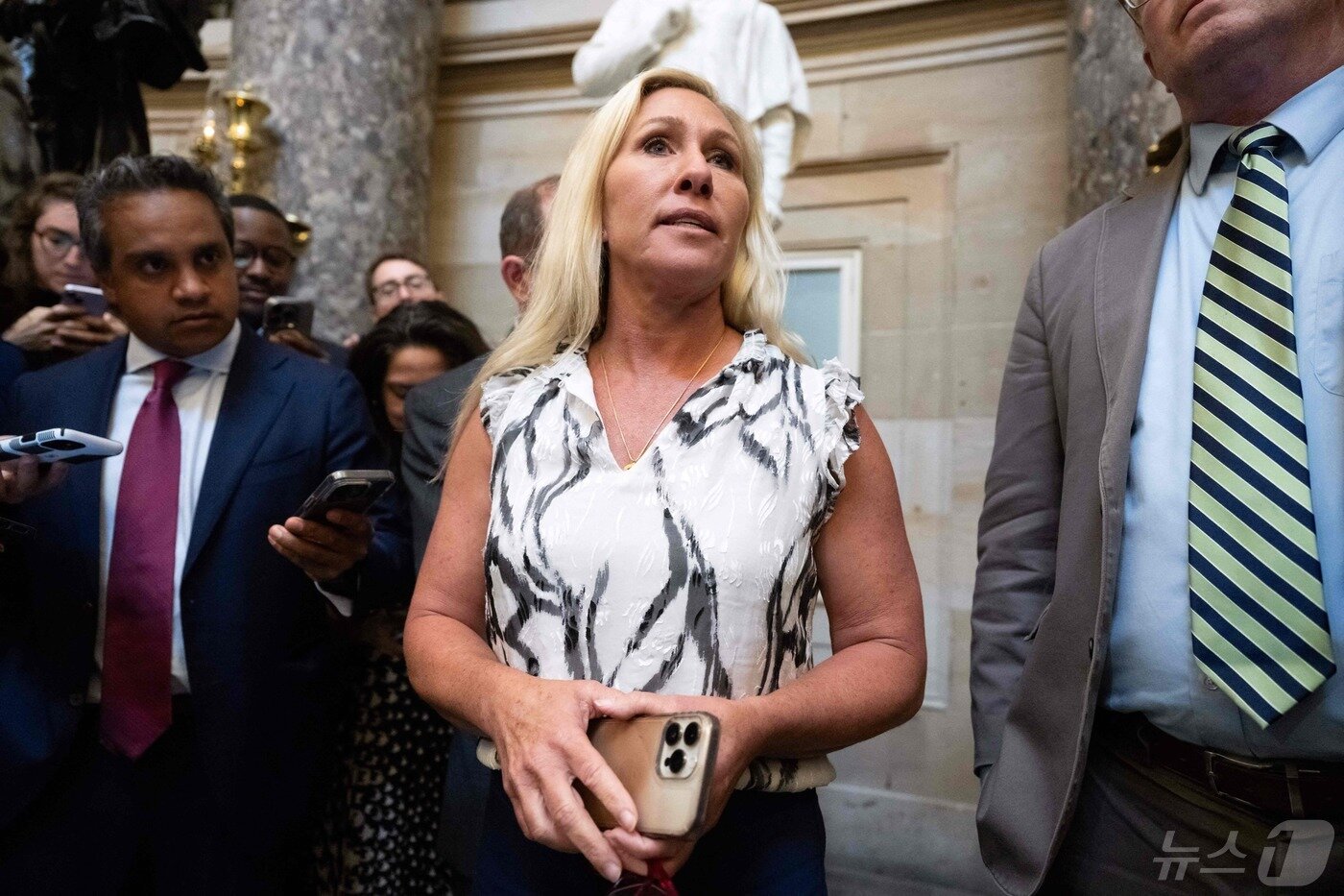 본문 이미지 - 마저리 테일러 그린 미국 공화당 하원의원이 지난해 5월워싱턴 의사당에서 취재진을 만나 우크라이나와 이스라엘에 대한 지원 법안을 민주당과 합의해서 통과시킨 마이크 존슨 하원의장에 대한 해임안을 제출할 것이라고 밝히고 있다. 2024.05.07 ⓒ AFP=뉴스1 ⓒ News1 우동명 기자