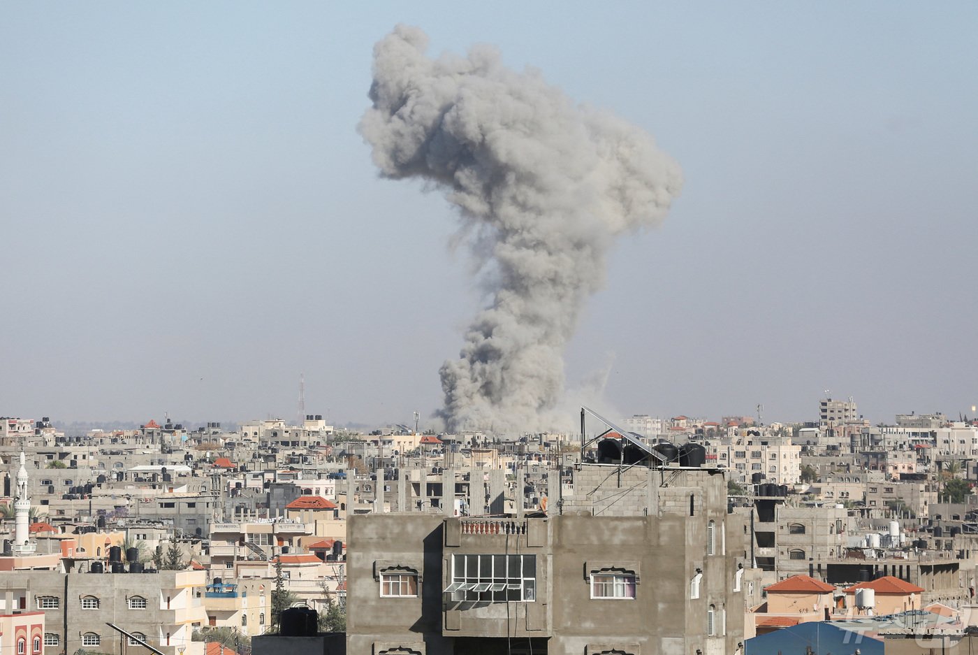 본문 이미지 - 6일&#40;현지시간&#41; 이스라엘 가자지구 상공에 공습으로 인한 연기가 자욱하게 솟구치고 있다. ⓒ 로이터=뉴스1 ⓒ News1 박형기 기자