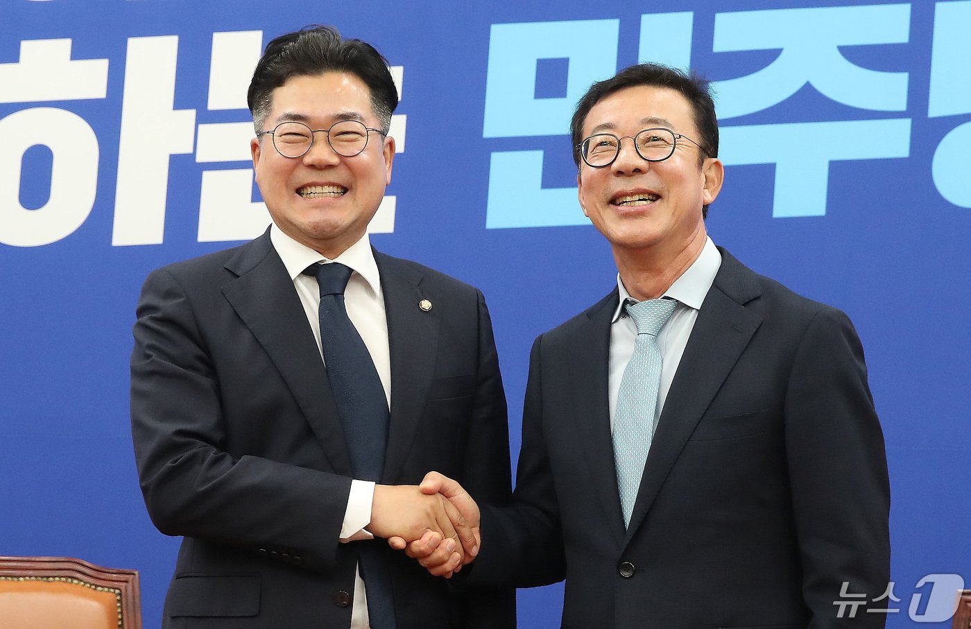 본문 이미지 - 홍철호 대통령실 정무수석이 7일 오후 서울 여의도 국회에서 박찬대 더불어민주당 신임 원내대표를 예방하고 있다. 2024.5.7/뉴스1 ⓒ News1 임세영 기자