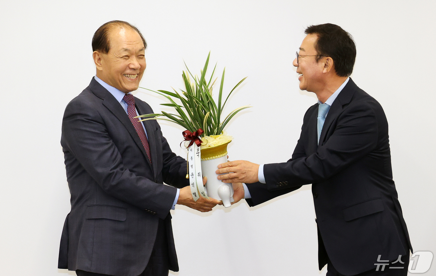 (서울=뉴스1) 송원영 기자 = 황우여 국민의힘 비상대책위원장이 7일 오후 서울 여의도 국민의힘 중앙당사에서 홍철호 대통령실 정무수석을 만나 윤석열 대통령의 축하 난을 전달받고 있 …