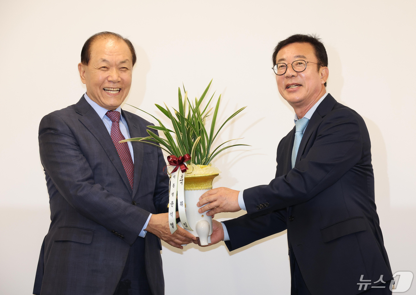 (서울=뉴스1) 송원영 기자 = 황우여 국민의힘 비상대책위원장이 7일 오후 서울 여의도 국민의힘 중앙당사에서 홍철호 대통령실 정무수석을 만나 윤석열 대통령의 축하 난을 전달받고 있 …