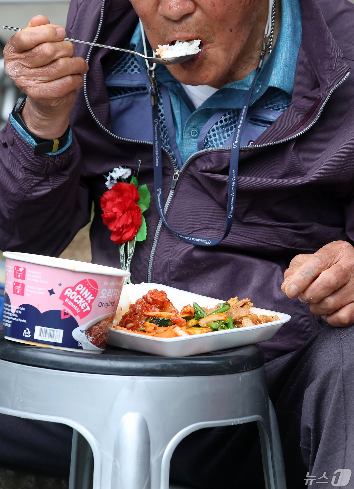 (대구=뉴스1) 공정식 기자 = 어버이날을 하루 앞둔 7일 오전 대구 달서구 두류공원 사랑해밥차 무료급식소를 찾은 어르신이 점심을 먹고 있다. 2024.5.7/뉴스1