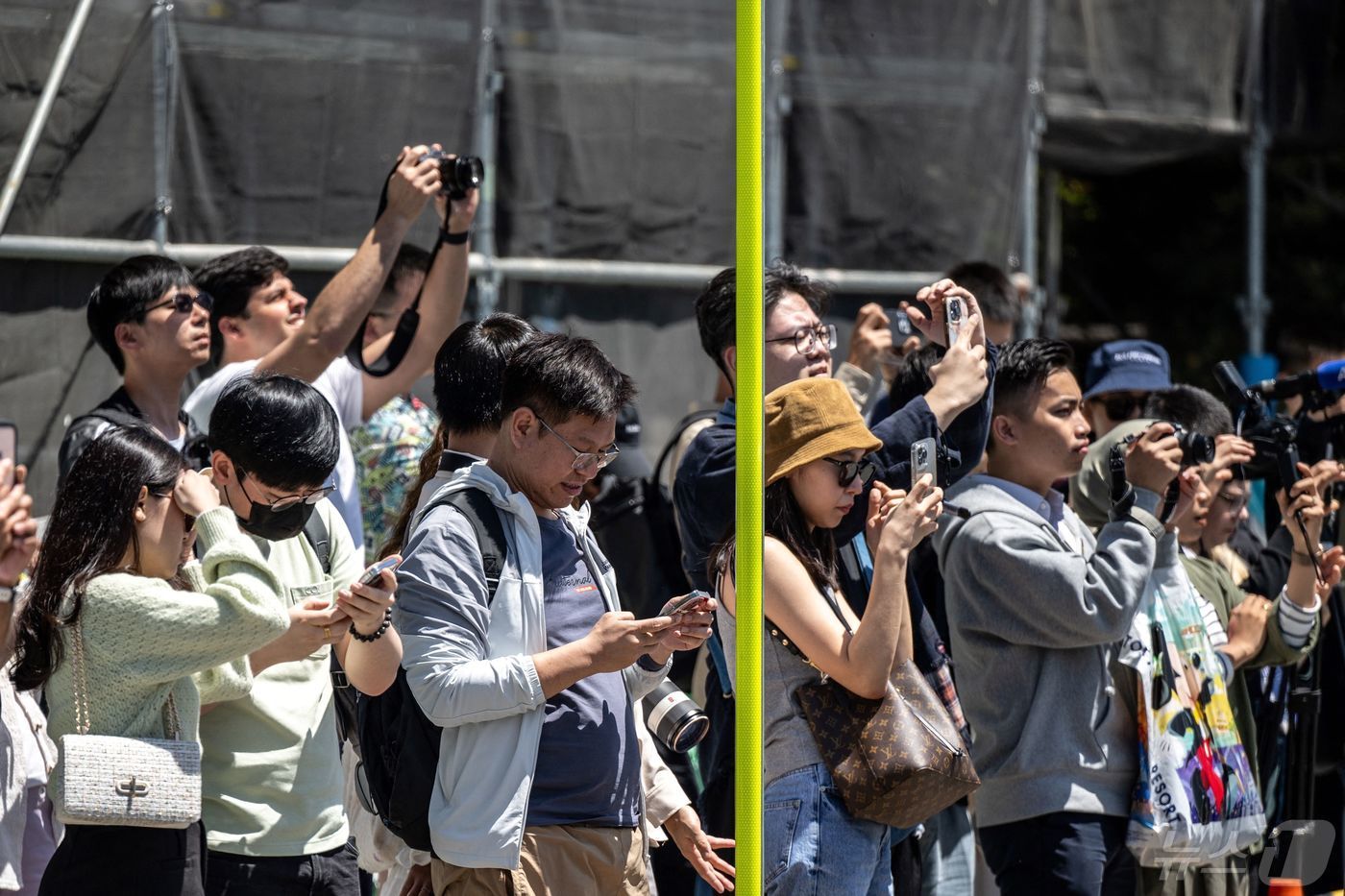 후지카와구치코 편의점에 인증샷을 찍기 위해 몰려던 사람들의 모ⓒ AFP=뉴스1