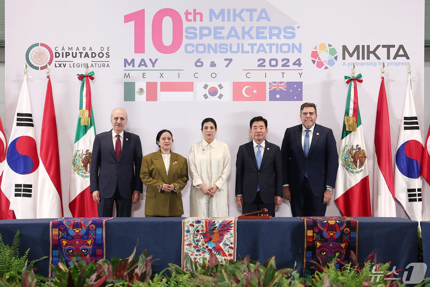 (서울=뉴스1) 송원영 기자 = 김진표 국회의장이 6일(현지시간) 멕시코에서 열린 제10회 믹타(MIKTA) 국회의장회의에서 마르셀라 게라 멕시코 하원의장 등과 기념촬영을 하고 있 …