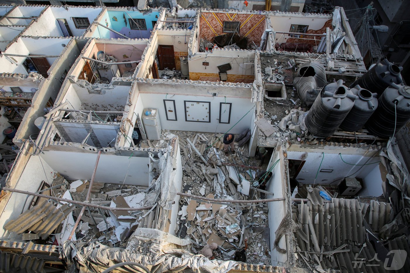 본문 이미지 - 7일(현지시간) 가자지구 남부 라파 지역의 한 건물 지붕이 이스라엘의 공격으로 무너져 내부를 드러내고 있다. 2024.05.07 ⓒ 로이터=뉴스1 ⓒ News1 정지윤 기자