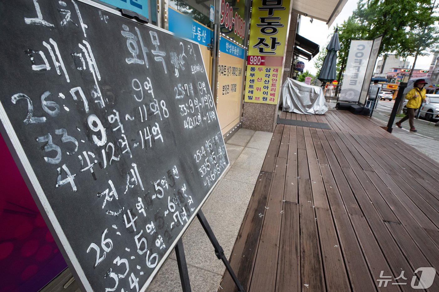 본문 이미지 - 서울 아파트 전세가격이 고공행진을 이어가고 있는 가운데 서울 강북지역 공인중개사 사무소에 매물 안내가 세워져 있다. 2024.5.7/뉴스1 ⓒ News1 유승관 기자