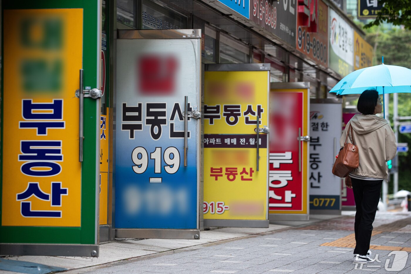 본문 이미지 - 7일 서울 강북지역 공인중개사 사무소 밀집지역 모습. 2024.5.7/뉴스1 ⓒ News1 유승관 기자