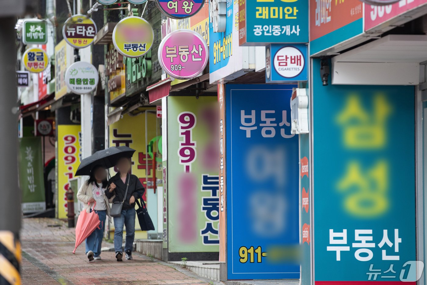 본문 이미지 - 서울 아파트 전세가격이 고공행진을 이어가고 있는 가운데 서울 공인중개사 사무소 밀집지역 모습.  2024.5.7/뉴스1 ⓒ News1 유승관 기자