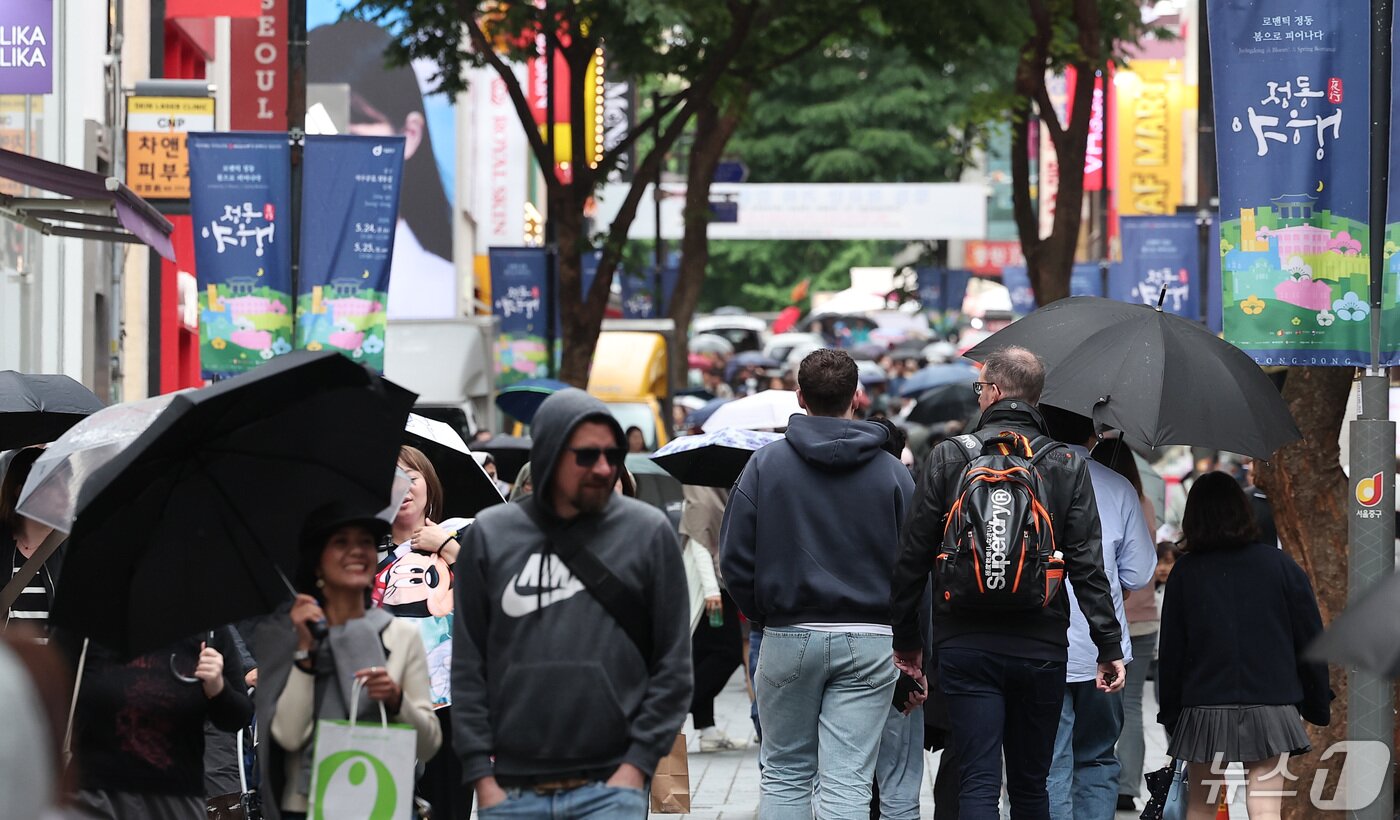 본문 이미지 - 코로나19 대유행 기간인 2022년 초 명동의 소규모 상가 공실률은 42.1%에 달했으나, 2023년 말에는 19.7%로 절반가량 감소했다. 2024년 1분기에는 외국인 관광 수요의 회복으로 공실률이 1.8%까지 급감했다. 사진은 2024년 5월 7일 서울 중구 명동거리 모습. /뉴스1 ⓒ News1 김성진 기자