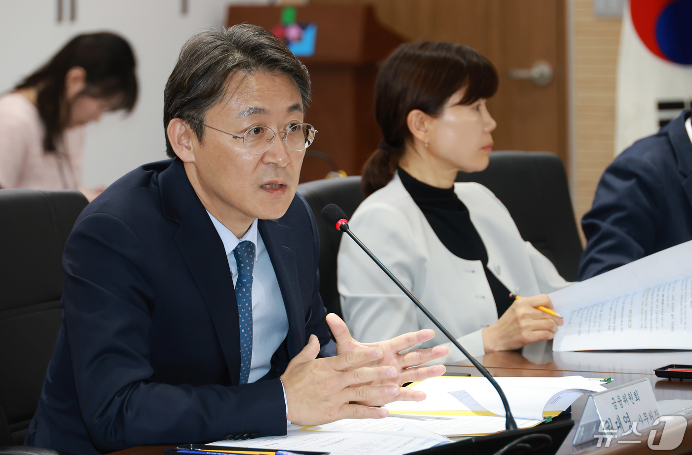 (서울=뉴스1) = 권대영 금융위원회 사무처장이 7일 서울 서민금융진흥원에서 열린 금융-고용-복지 복합지원 추진단 1차 회의를 주재하고 있다. (금융위원회 제공) 2024.5.7/ …