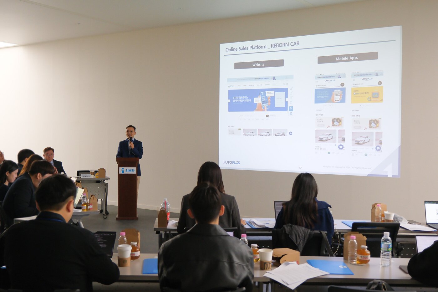 본문 이미지 -  인천 청라지구에 위치한 오토플러스 인천사업장에서 송재성 오토플러스 대표가 리본카에 대해 설명하는 모습(오토플러스 제공). 