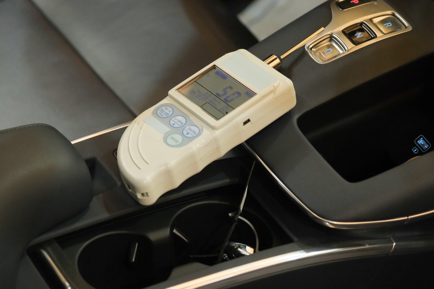 본문 이미지 - 인천 청라지구에 위치한 오토플러스 인천사업장에서 냄새 정밀 측정 장비로 중고차 냄새를 측정하는 모습(오토플러스 제공.)