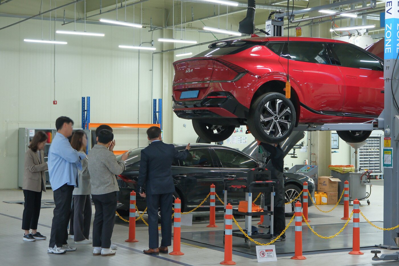 본문 이미지 - 인천 청라지구에 위치한 오토플러스 인천사업장에서 전기차 상품 개선 작업을 진행하는 모습(오토플러스 제공).