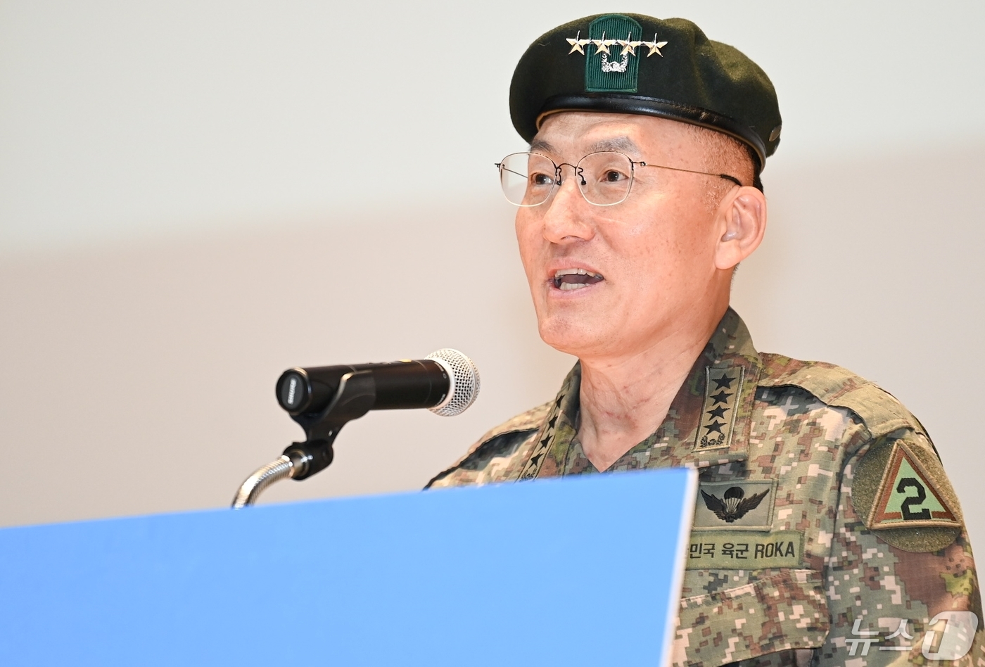 (구미=뉴스1) 정우용 기자 = 7일 경북 구미시 경운대에서 열린 제2회 2작전사령관배 드론봇 전투 경연대회 개막식에서 고창준 2작사 사령관이 인사말을 하고 있다. (구미시 제공) …