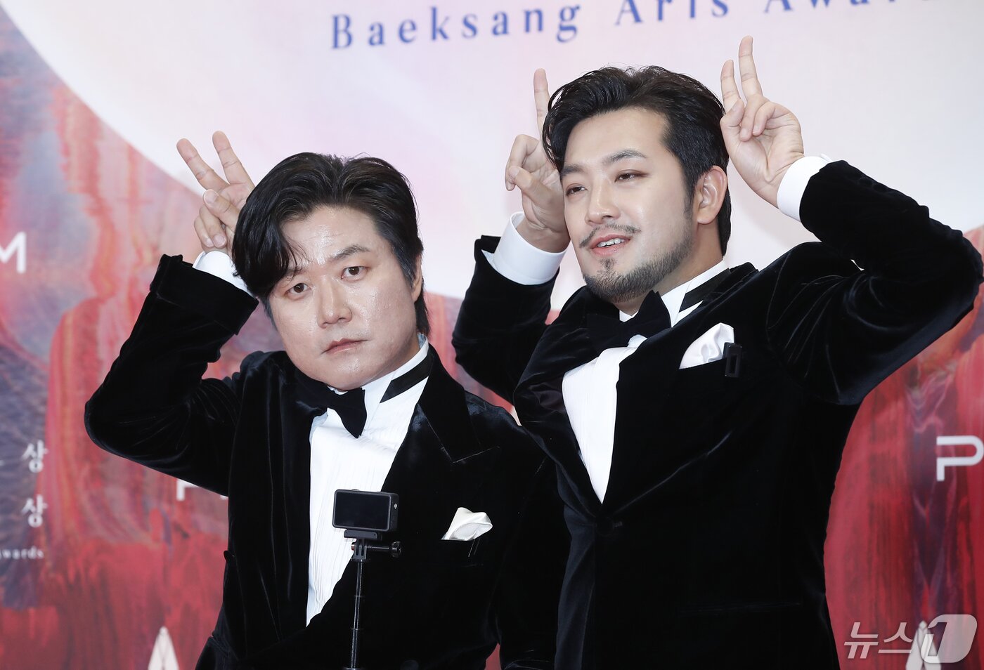 본문 이미지 - 나영석 PD와 침착맨(오른쪽)이 7일 오후 서울 강남구 코엑스에서 열린 '60회 백상예술대상' 레드카펫 행사에서 포즈를 취하고 있다. 2024.5.7/뉴스1 ⓒ News1 권현진 기자