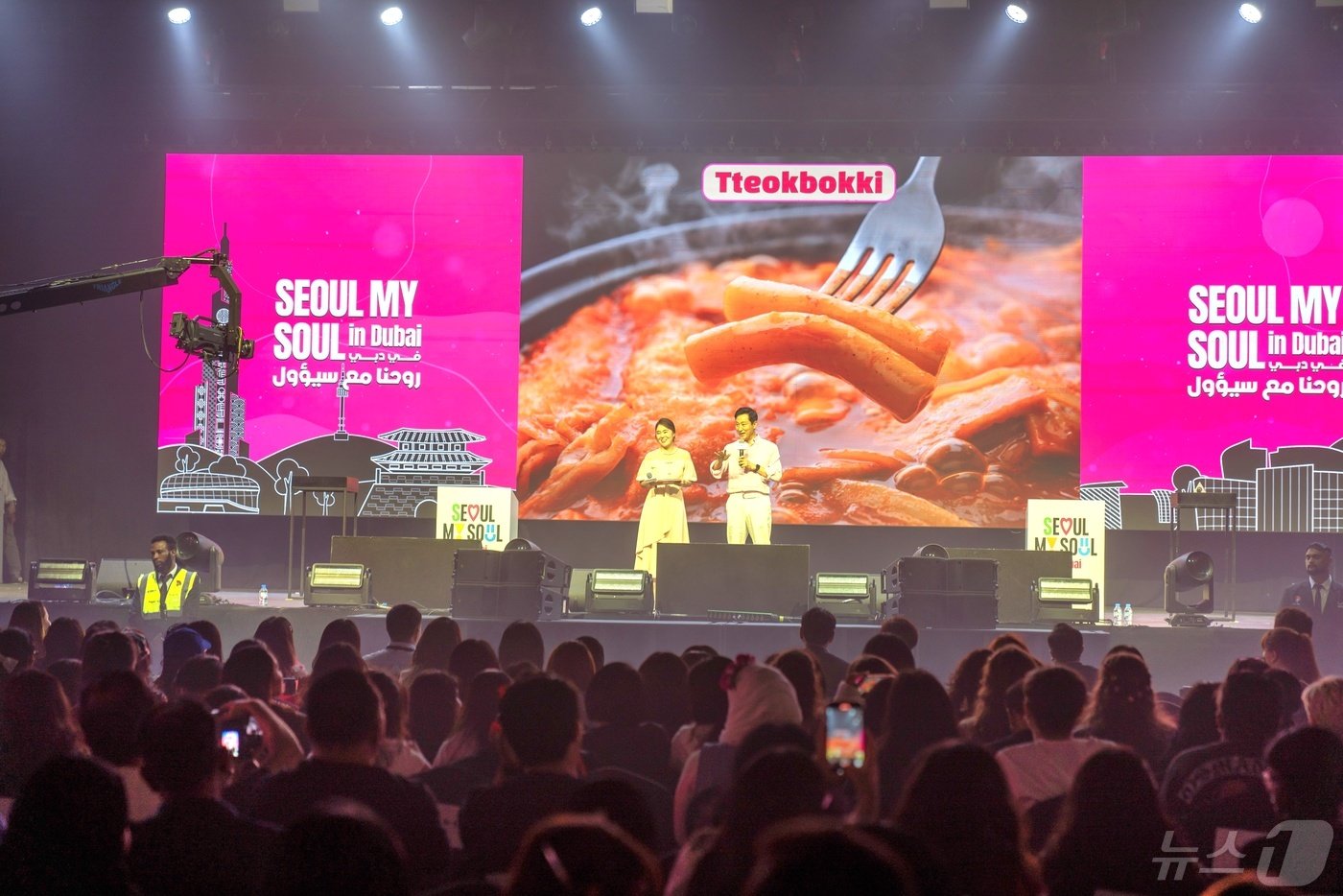 본문 이미지 - 6일(현지시간) 서울 마이 소울 인 두바이 서울 브랜드쇼 무대에 올라 서울의 매력을 소개하는 오세훈 서울시장.(서울시 제공)