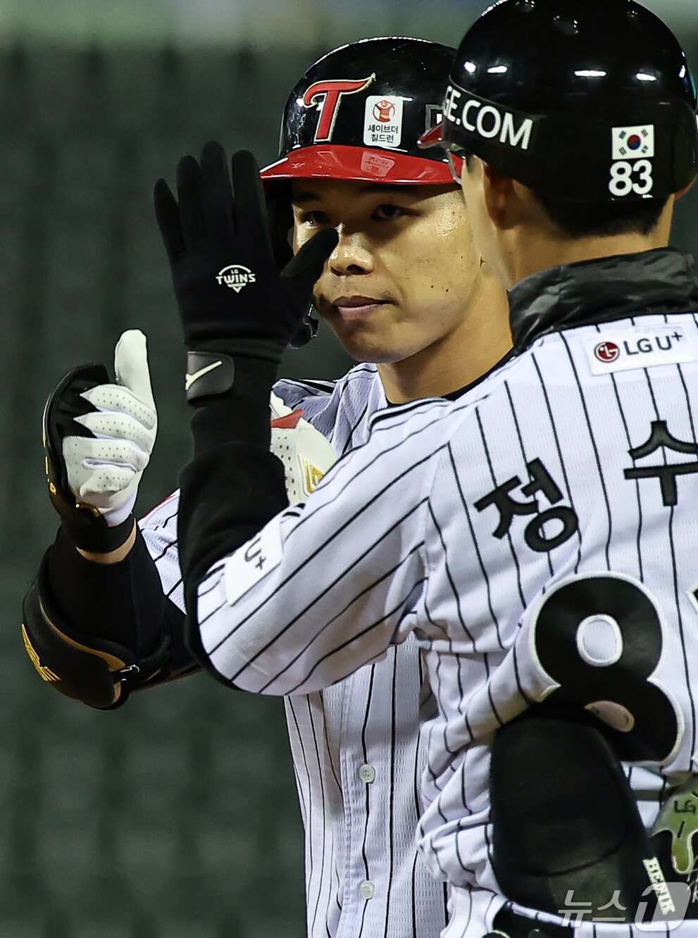 본문 이미지 - 7일 오후 서울 송파구 잠실야구장에서 열린 프로야구 '2024 신한 SOL 뱅크 KBO리그' SSG 랜더스와 LG 트윈스의 경기, 6회말 2사 주자 1루 상황에서 LG 문성주가 안타를 치고 기뻐하고 있다. 2024.5.7/뉴스1 ⓒ News1 김도우 기자