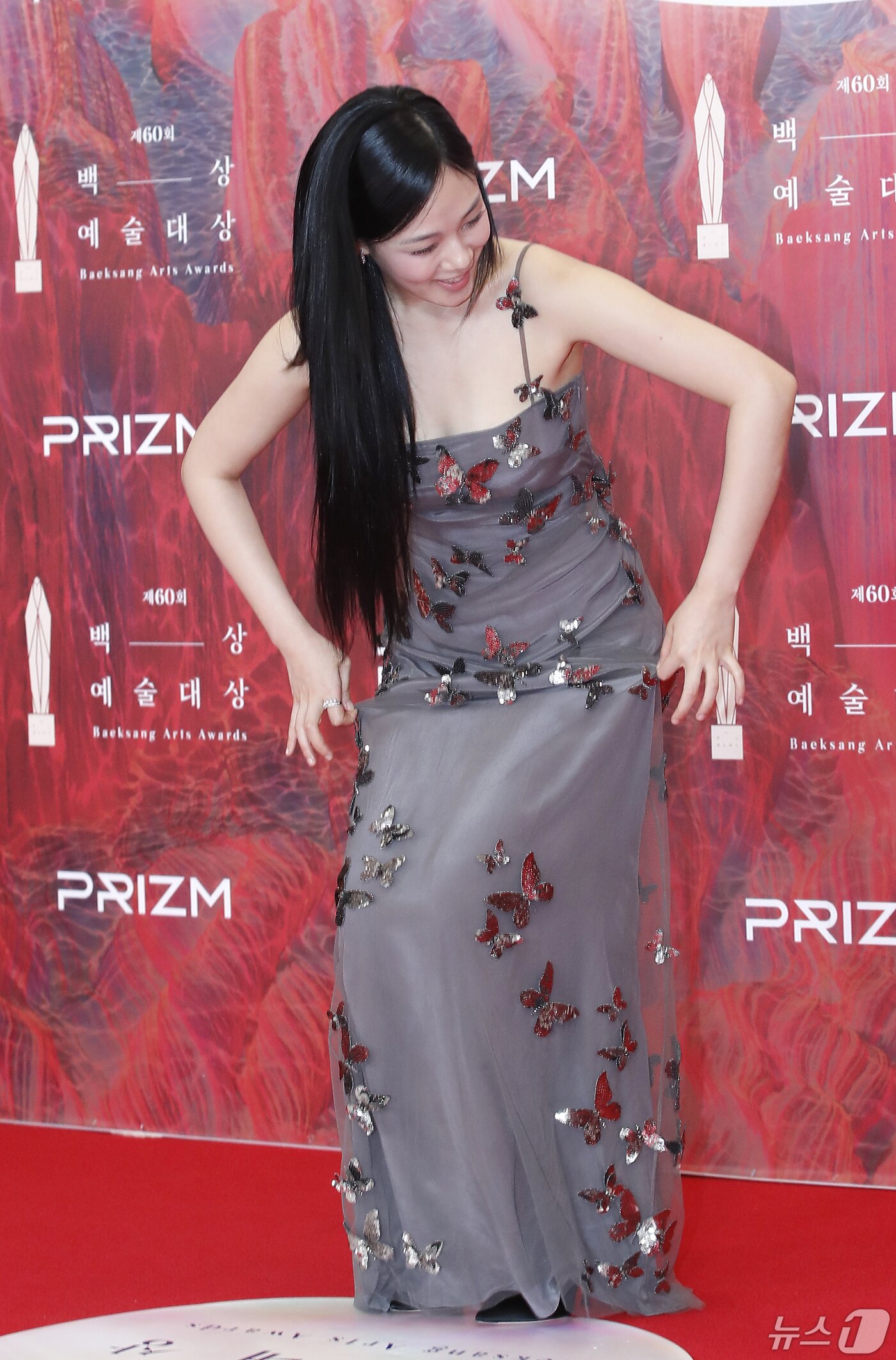 본문 이미지 - 배우 겸 가수 비비(본명 김형서)가 7일 오후 서울 강남구 코엑스에서 열린 '60회 백상예술대상' 레드카펫 행사에서 나비 처럼 인사를 하고 있다. ⓒ News1 권현진 기자