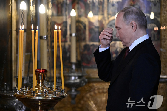 [사진] 다섯 번째 임기 취임식 마친 뒤 미사 참석한 푸틴