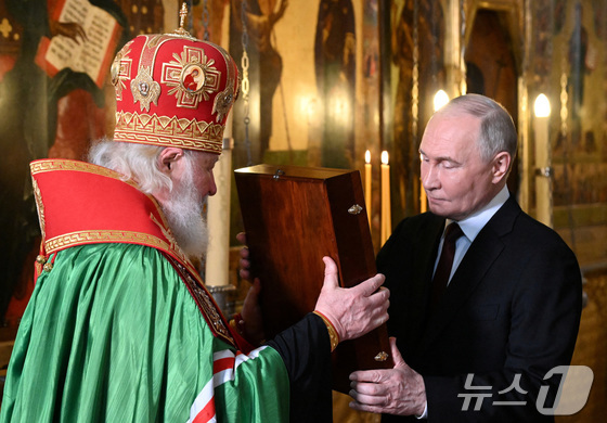 [사진] \'대관식\' 마치고 키릴 총대주교와 미사 참석한 푸틴