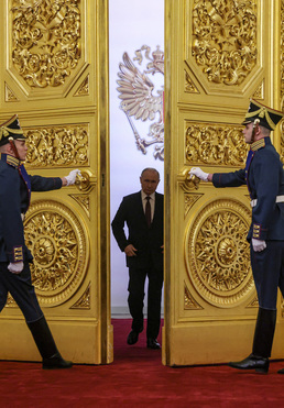 [사진] 다섯 번째 임기 취임식 등장하는 푸틴 러 대통령