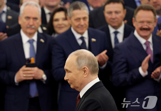 [사진] 박수 받으며 다섯 번째 임기 취임식 도착하는 푸틴