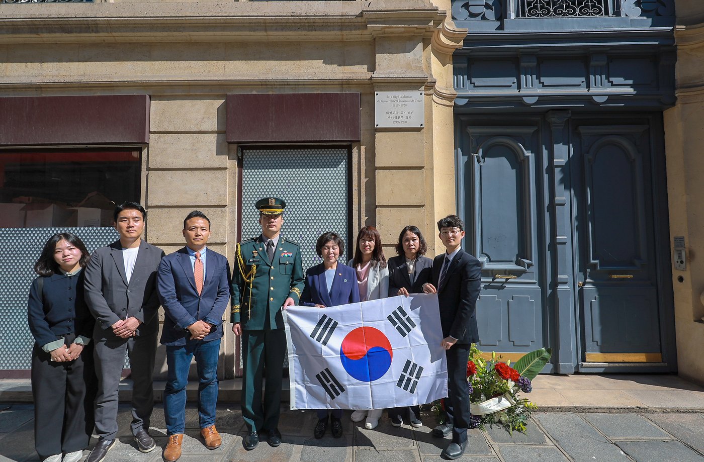 강정애 국가보훈부 장관이 현지시각 7일 오전 프랑스 파리 샤토덩 거리에 위치한 국외독립운동 사적지인 대한민국 임시정부 파리위원부에 방문해 시설을 둘러보고 기념사진을 촬영하고 있다.&#40;국가보훈부 제공&#41;