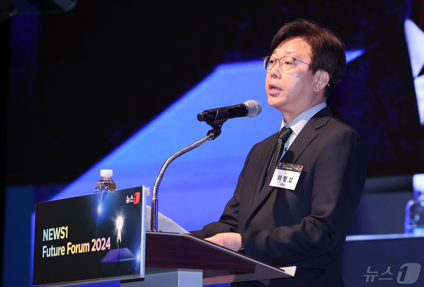 본문 이미지 - 이영섭 뉴스1 대표가 8일 서울 중구 대한상공회의소 국제회의장에서 열린 &#39;뉴스1 미래포럼 2024&#39;에서 개회사를 하고 있다. 이번 포럼은 &#39;미국 대선과 22대 국회: 길을 묻다&#39;를 주제로 뉴스1과 국회미래연구원이 공동 주최했다. 2024.5.8/뉴스1